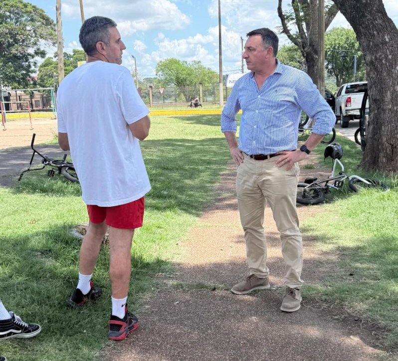 Pablo Lluberas dialogando con el Intendente de Salto Carlos Albisu
